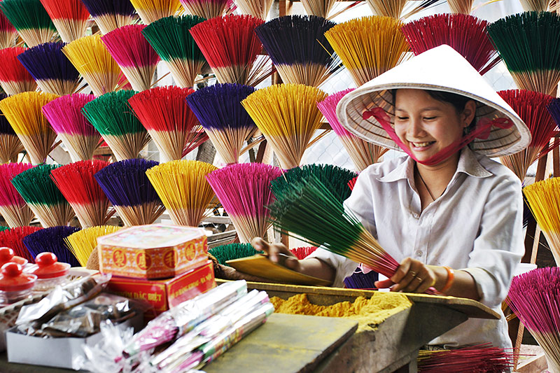 TOUR TO VISIT THE CRAFT VILLAGE